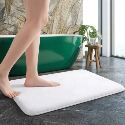 tapis de bain absorbant adhère parfaitement  